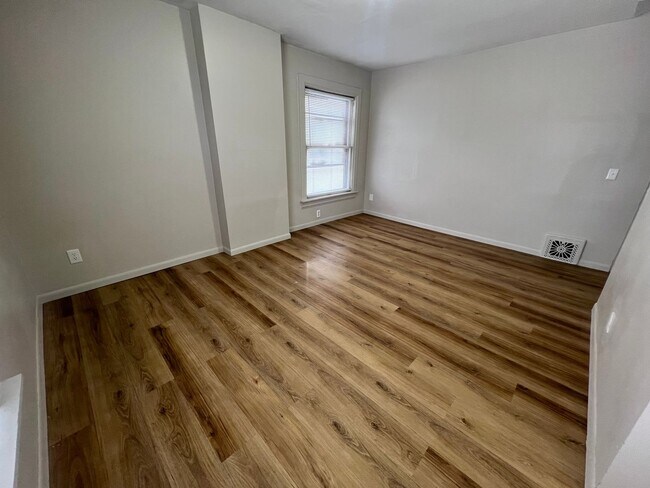 Building Photo - $895 - 2 bed 1 bath beautiful apartment
