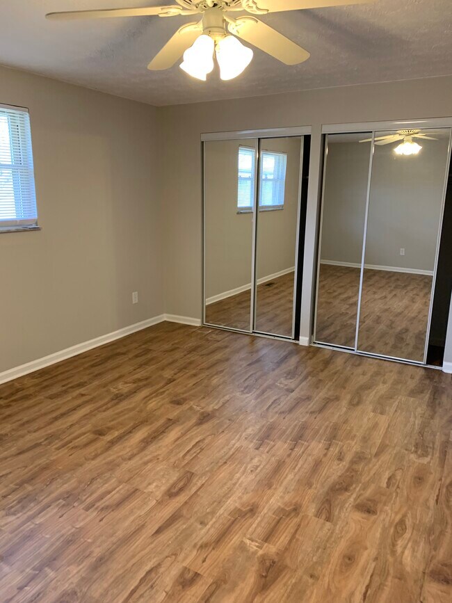 Building Photo - 3461 Village Green Dr