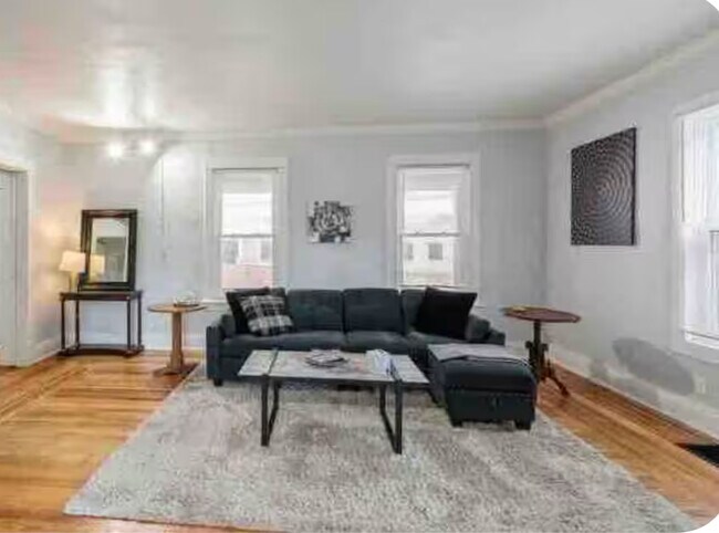 Foto del edificio - 4 bed with office 1.5 bath Urban Artsy Home