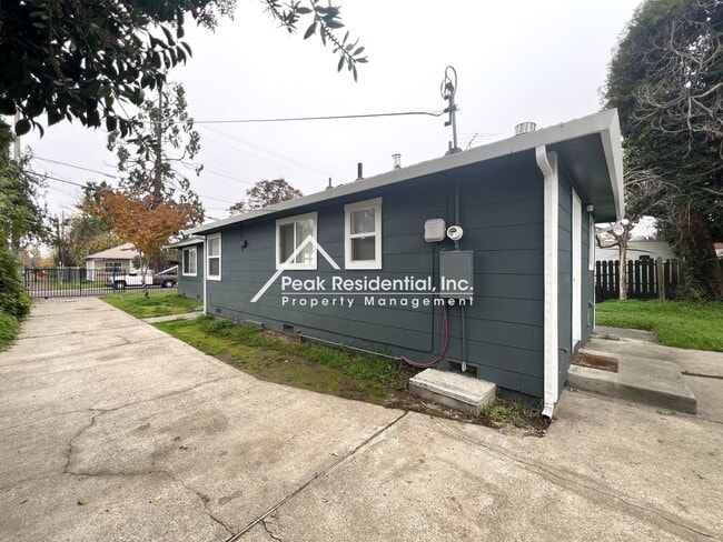 Building Photo - Updated 3bd/2ba Sacramento House