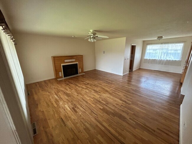 Foto del edificio - 3 Bed/2Bath + bonus room