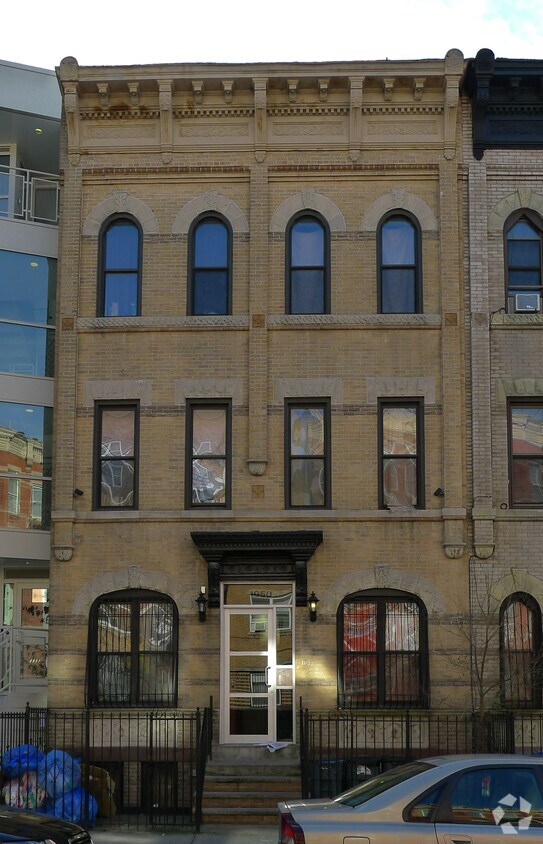 Foto del edificio - 1050 Putnam Avenue