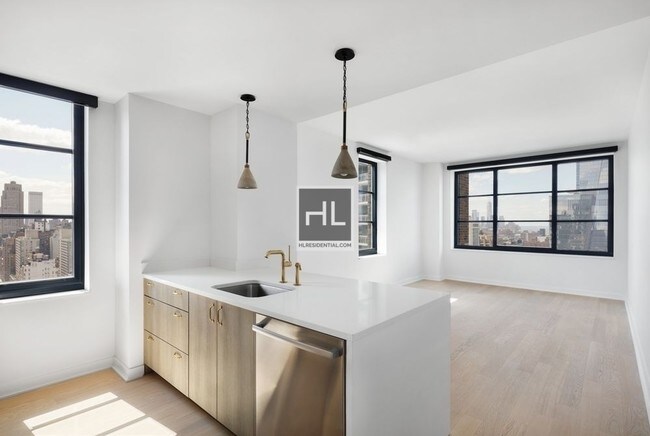 Building Photo - 515 W 38th St