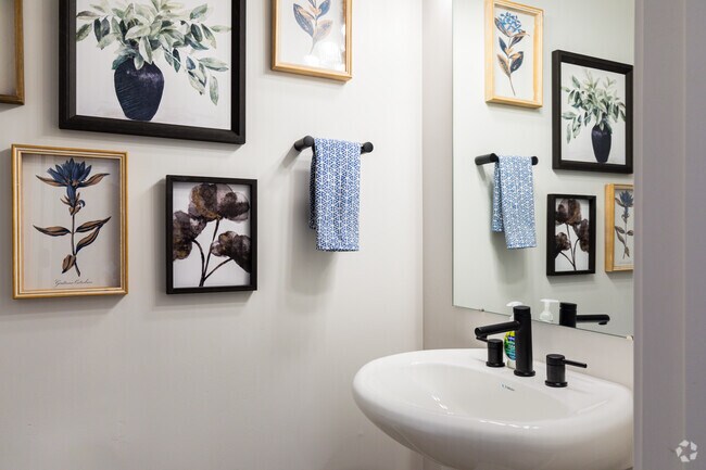3BR, 2,5BA - 1.580SF - Medio baño - Drexler Townhomes at Holbrook Farms