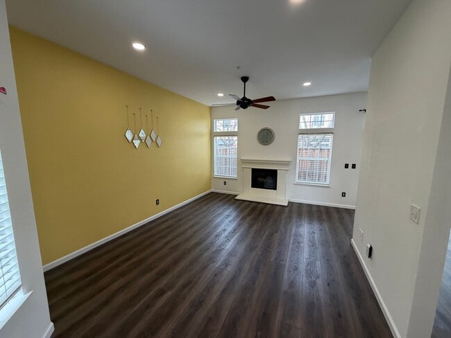 Building Photo - Pleasanton Sienna by Signature Townhouse 2 bed/2.5 bath, New Paint, new appliances, near downtown...