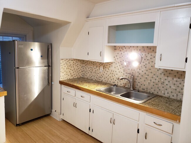 Foto del edificio - 221 Doyle Ave