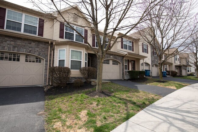 Foto del edificio - Spacious 3BR Townhome in Harrisburg – First-floor primary bedroom, Garage & Deck!