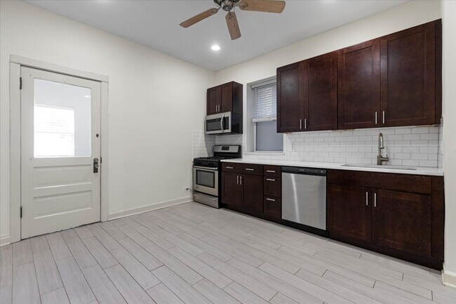 Foto del edificio - 3045 N Kenmore Ave