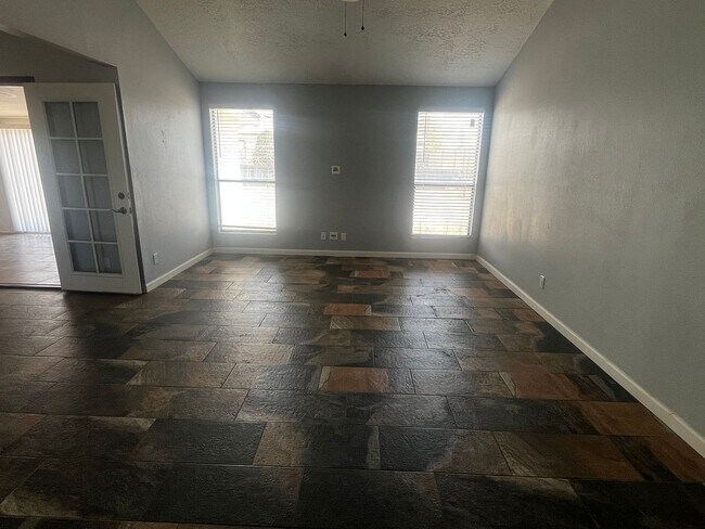 Foto del edificio - AVAILABLE NOW - 3 Bedroom 2 Bath aprox 140...
