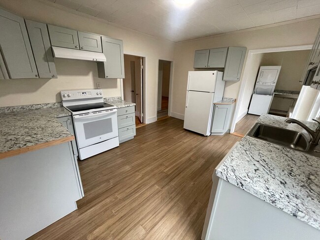 Building Photo - Spacious 3 Bedroom Unit