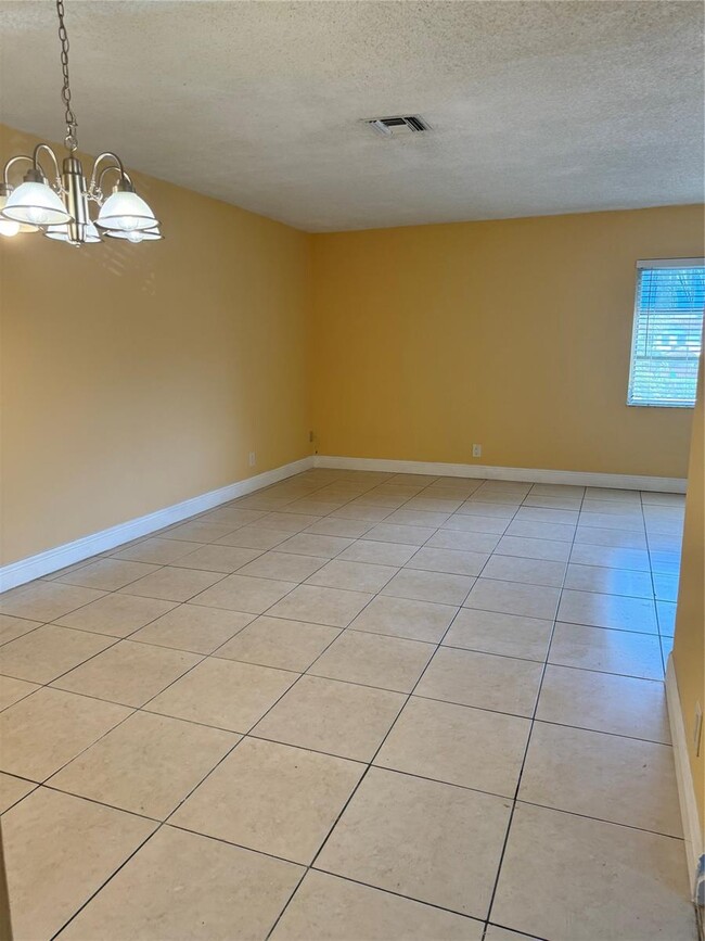 Building Photo - 3200 Coral Springs Dr