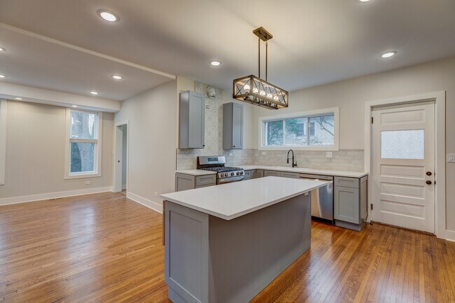 Foto del edificio - 5241 Lyman Ave