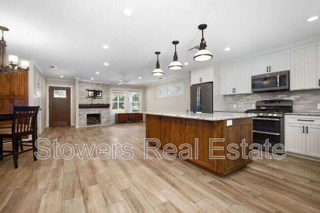 Building Photo - 823 Mohawk Dr
