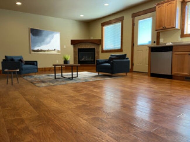 Building Photo - 2027 Lakehills Dr