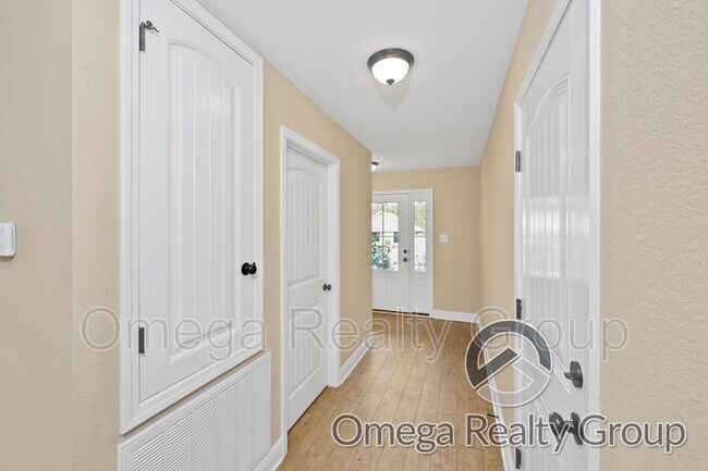 Building Photo - 9001 Dawes Oak Dr