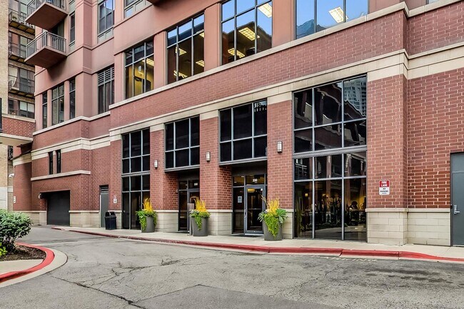 Building Photo - 330 N Jefferson St