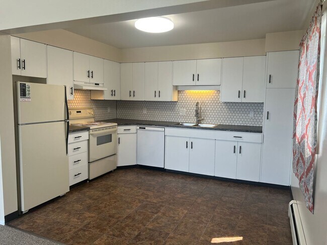Foto del edificio - Extra Large 2 bedroom 1.5 Bath Centrally L...