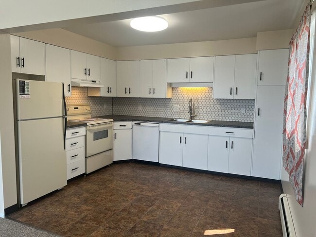 Building Photo - Extra Large 2 bedroom 1.5 Bath Centrally L...