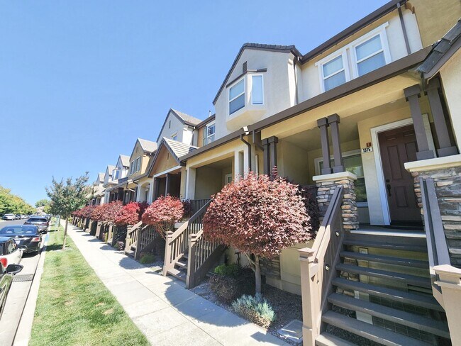 Building Photo - Spacious Townhouse in San Mateo