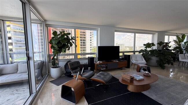 Building Photo - 1541 Brickell Ave