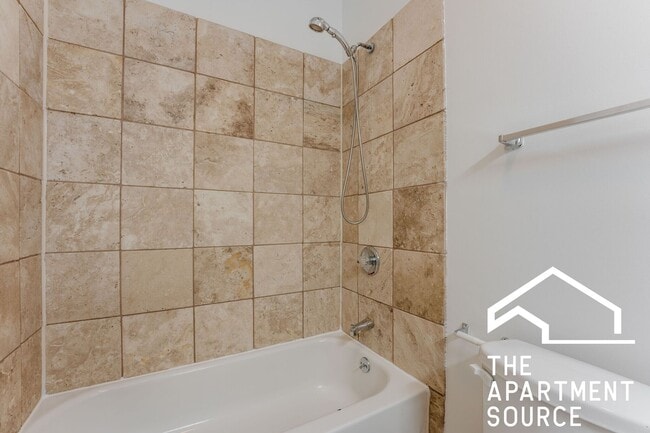 Building Photo - HUGE 2BR/1BA Close to Blue Line