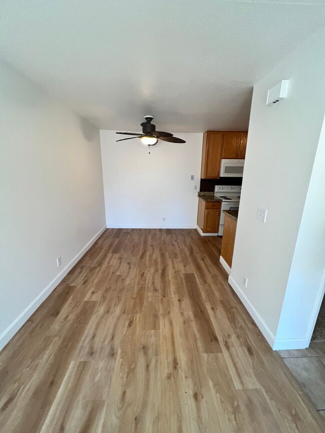 Building Photo - Great location close to shopping and trans...
