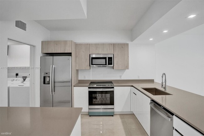 Building Photo - 3 br, 2.5 bath Townhome - 4133 N Oak Pl
