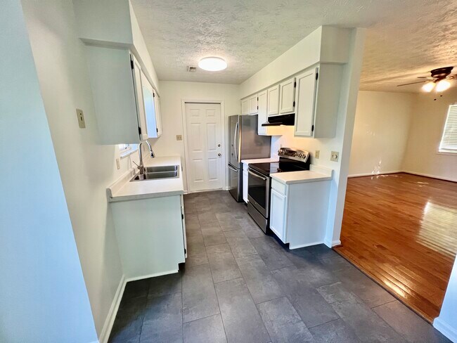 Foto del edificio - 717 Shady Springs Ln