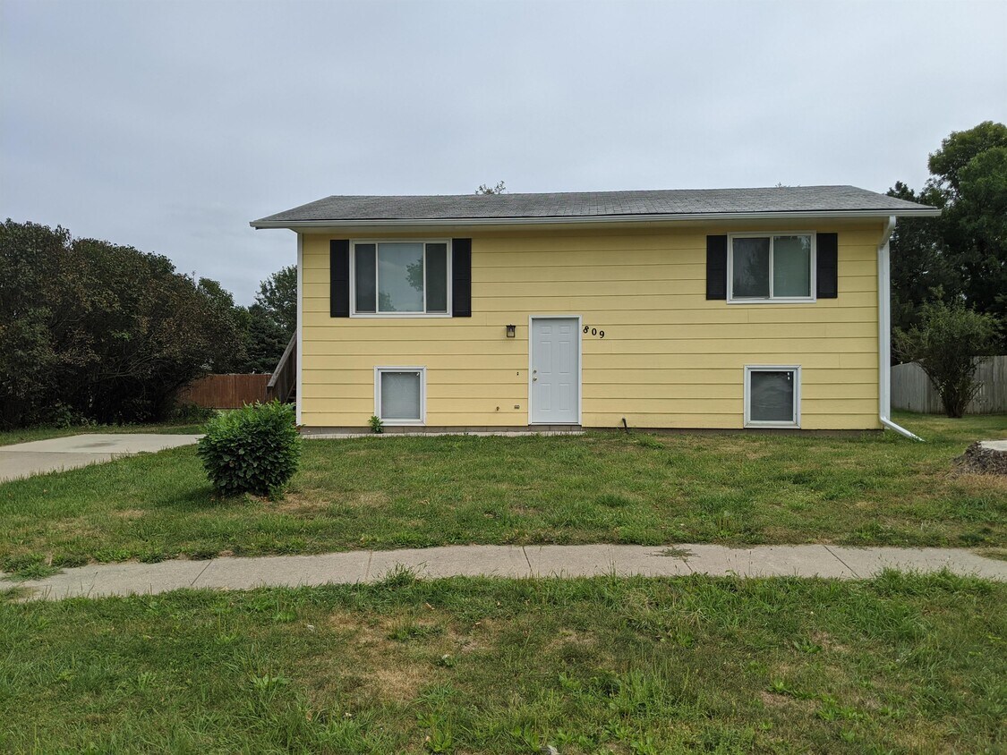 Primary Photo - 809 Radcliffe Cir