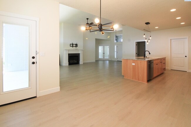 Foto del edificio - 3 Bed/2 Bath Kennewick Home with Office