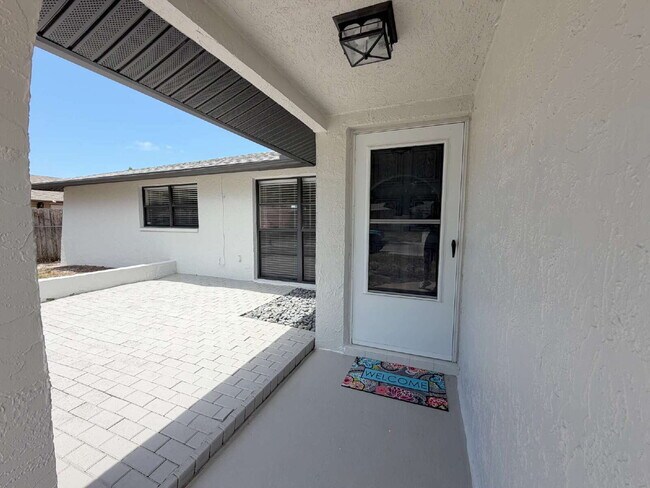 Building Photo - Spacious 2/2 with home with fenced yard in great Port Richey location.
