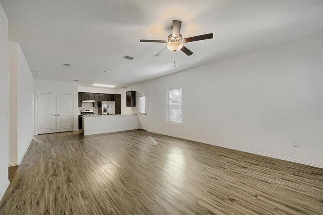 Foto del edificio - 7001 Tonka Ln