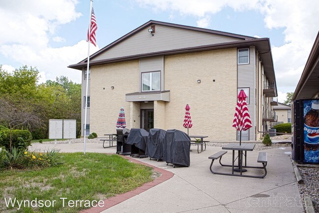 Building Photo - 4400-4400 Westbrook Dr