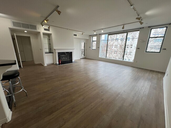 Foto del edificio - $3,595 - Beautiful and Spacious Downtown San Jose 2bd/2ba Condo in a Luxury Complex Next To SJSU