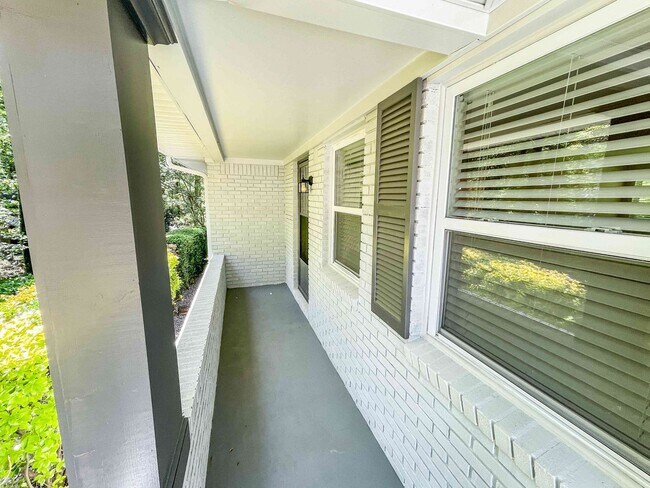 Foto del edificio - Renovated 3BR Brick Ranch - East Cobb