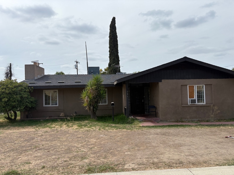 Primary Photo - 131 S Lemoore Ave