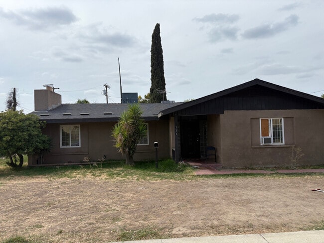 Building Photo - 131 S Lemoore Ave