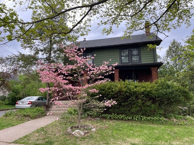 Building Photo - 723 W Foster Ave