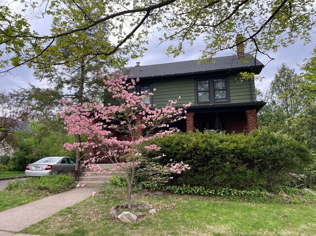Foto del edificio - 723 W Foster Ave