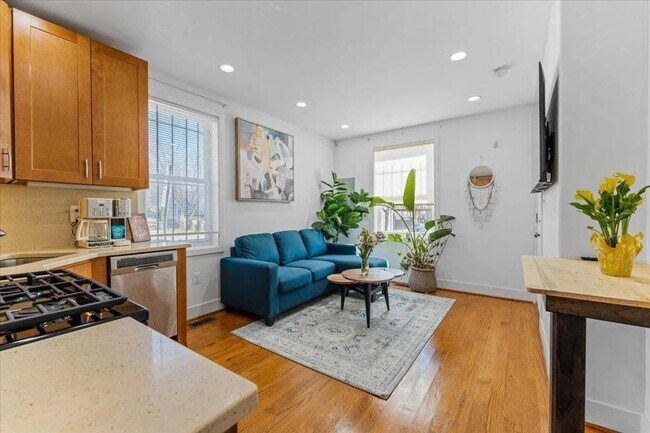 Foto del edificio - 1740 H St NE