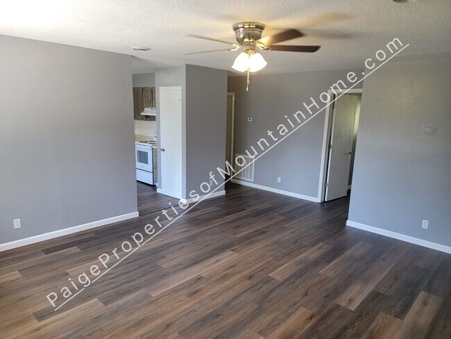 Building Photo - Midway Meadows #8**