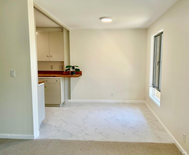 Building Photo - 9 Forest Ln