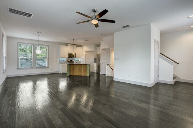 Building Photo - 604 Allen St