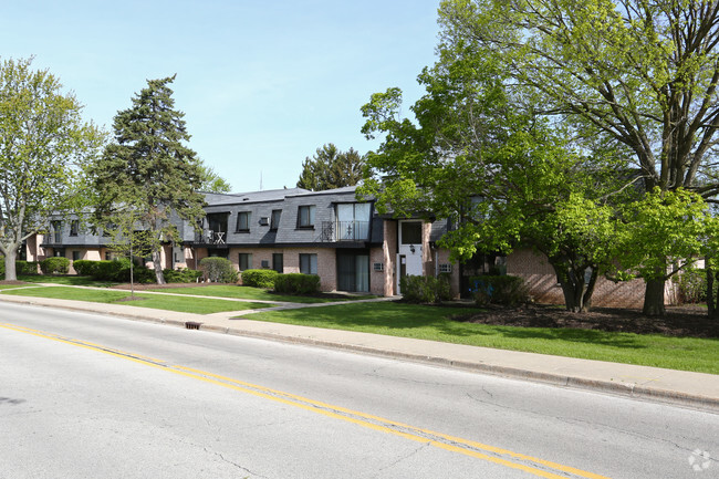 Building Photo - Villas By The Lake