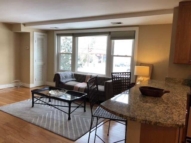 Rincón de salón, muebles incluidos. - 4840 MacArthur Blvd NW