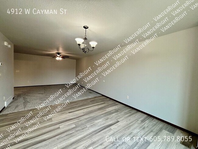 Building Photo - Spacious 4 Bedroom 3.5 Bathroom Townhome!