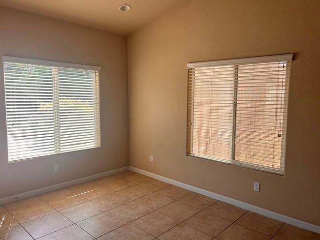 Foto del edificio - Beautiful home for rent in Visalia!