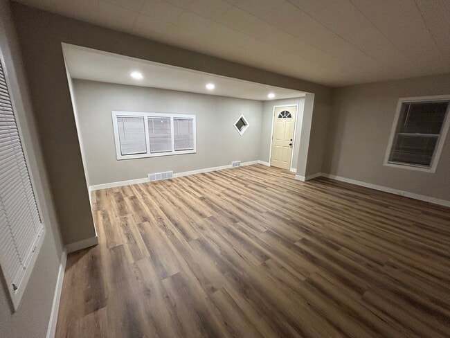 Entryway - 611 S Hawthorne Ave