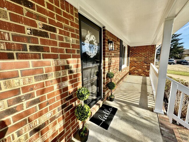 Foto del edificio - READY NOW!! Beautifully Updated 5-Bedroom ...