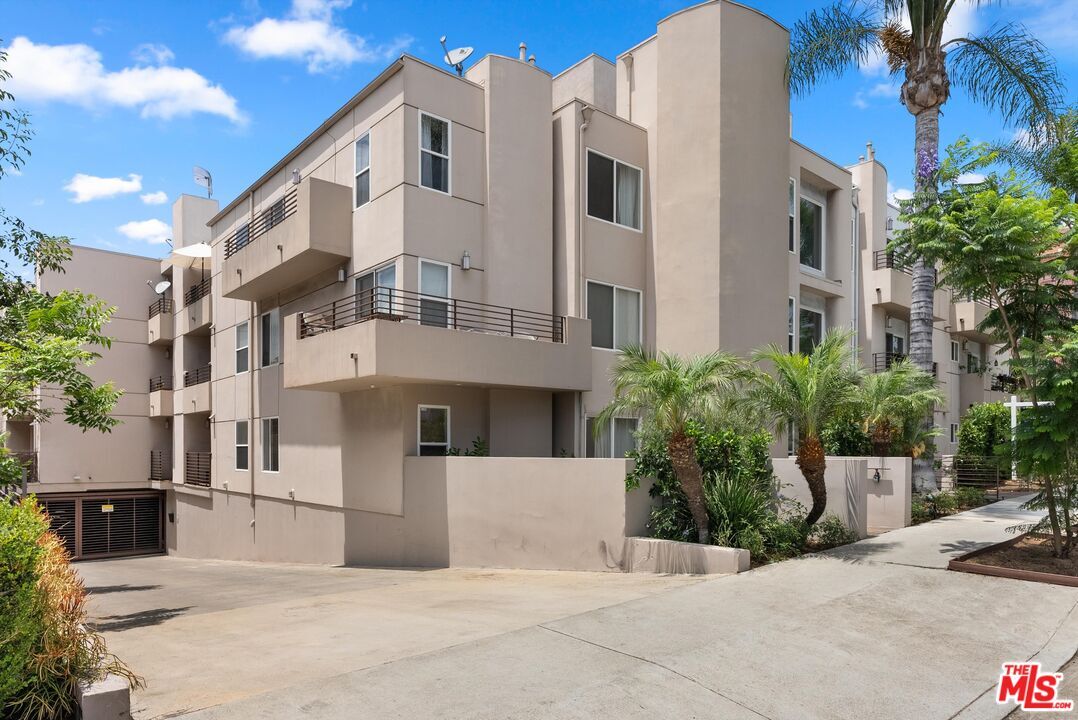 Foto principal - 1951 Beachwood Dr